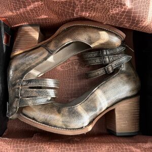 Like new FREEBIRD handcrafted leather Mary Jane heels size 8